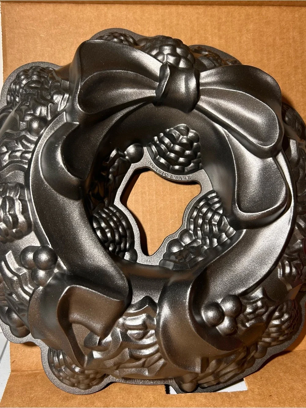 NWOT Williams Sonoma Wreath Bundt Cake Pan